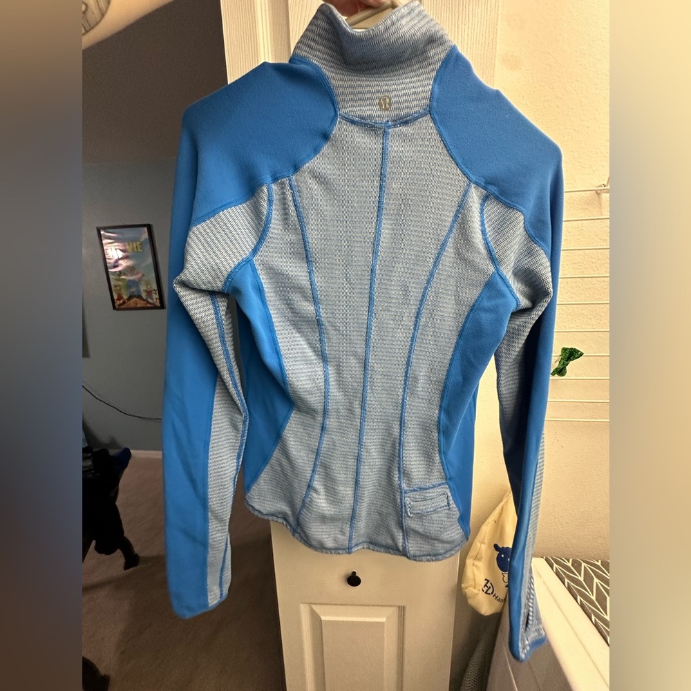 Lululemon Athletica Blue and Light Blue Sweatshirt
